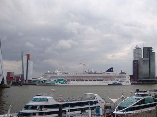 Cruiseschip ms Norwegian Jade aan de Cruise Terminal Rotterdam